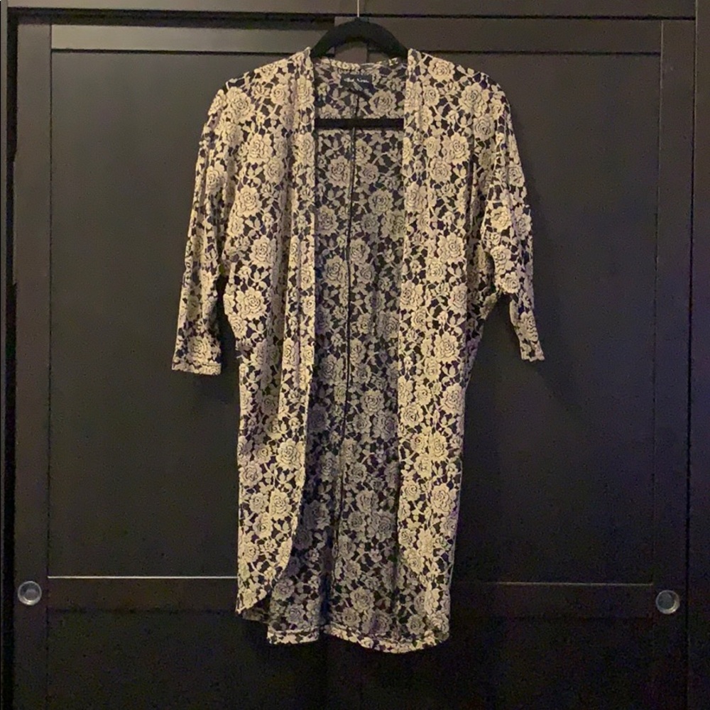 Lace shawl with roses